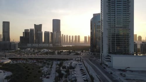 Puesta de sol en Abu Dabi Vista aérea de la isla de Al Reem rodeada de modernos rascacielos entre