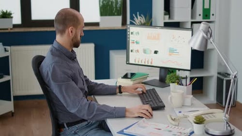 Mitarbeiter des Unternehmens arbeiten mit Verkaufsstatistiken in Diagrammen