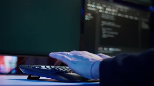 Un cybercriminel s'infiltre dans les systèmes de sécurité tout en se cachant dans un QG secret en gros plan