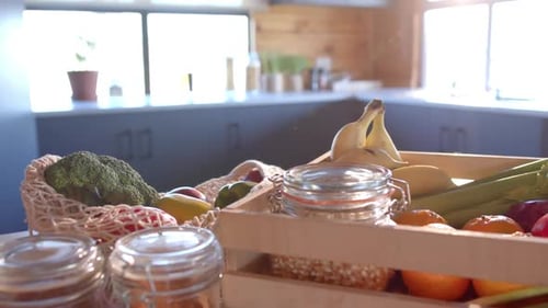 Primer plano de verduras en una cocina soleada, en cámara lenta