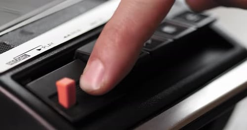 Drücken der Play-Taste auf einem alten Vintage-Kassettenspieler-Makro