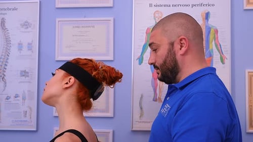 Mädchen wurde mit medizinischem Gerät zur Durchführung von Messungen am Hals verletzt