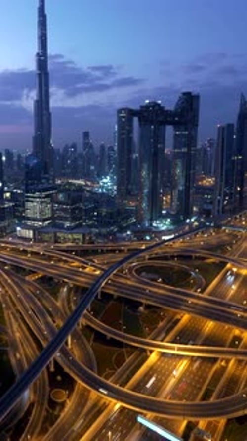 Experimente a deslumbrante vista aérea da paisagem urbana de Dubai capturada lindamente no crepúsculo