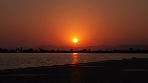 Silhouette eines Sonnenuntergangs am Meer in den Tropen
