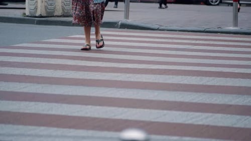 Pernas urbanas atravessando a rua em Zebra