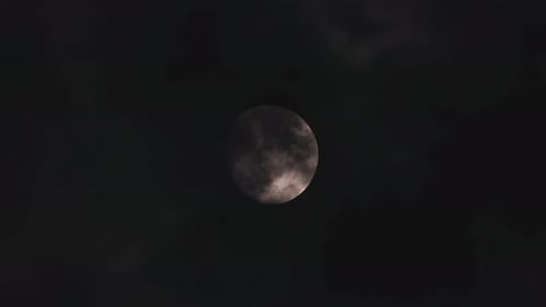 Heller Mond und dunkle Wolken in der Nacht