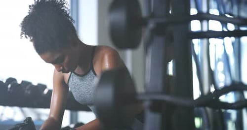 Serviette de sport, transpiration ou femme fatiguée, détendez-vous ou reposez-vous après un entraînement actif ou une routine d'entraînement