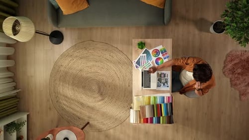 Ansicht von oben fotografiert einen Mann, der in seinem Heimbüro arbeitet Junger Designer bekommt einen Telefonanruf