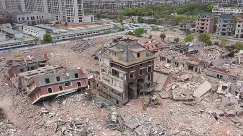 Démolition de bâtiments de village à Hangzhou, province du Zhejiang, Chine, Excavatrice sur chenilles