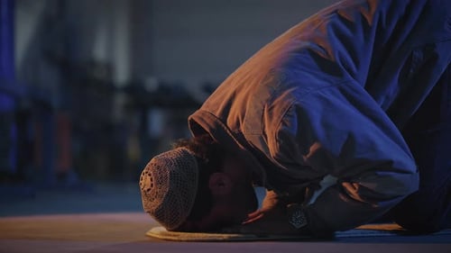 Muslimischer Mann in Sujood am Arbeitsplatz