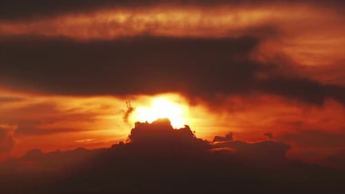 Dramatisch roter Sonnenuntergang am dunklen bewölkten Himmel