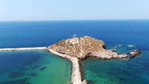 Vue aérienne du temple d'Apollon à Naxos prise par un drone repoussé vers l'arrière