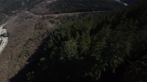 Voo aéreo pela paisagem canadense das montanhas rochosas na Colúmbia Britânica, Canadá