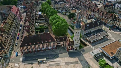 Torre del reloj, Evreux, Normandía en Francia. Vista aérea de arriba hacia abajo, de lado