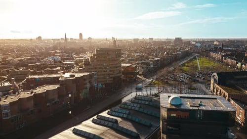 Hyperlapse aus der Luft, die Gebäude, Autos und Stadtlandschaft zeigt.
