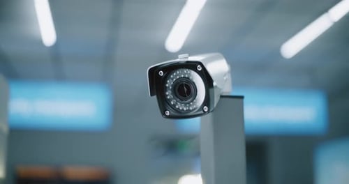 Nahaufnahme des installierten professionellen Videoüberwachungssystems mit CCTV-Kamera im modernen Flughafenterminal