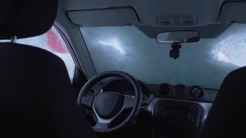 Motorhaube im Winter mit einer Bürste reinigen