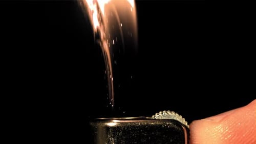 Des étincelles et des flammes provenant d'un briquet filmées au Ralenti à 1000 images par seconde