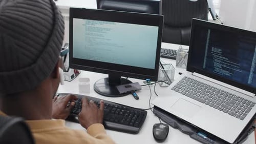 Afroamerikanischer Programmierer arbeitet an Code