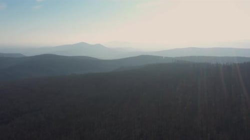 Images prises par Drone depuis Dobogókő, en Hongrie. Survoler les collines de Pilis avec un DJI Mavic
two pro UHD