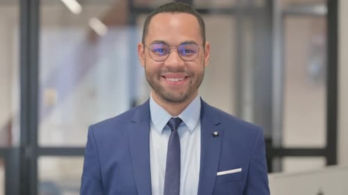 Portrait d'un homme d'affaires métisse souriant