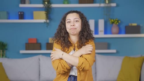 Jeune femme froide et tremblante.