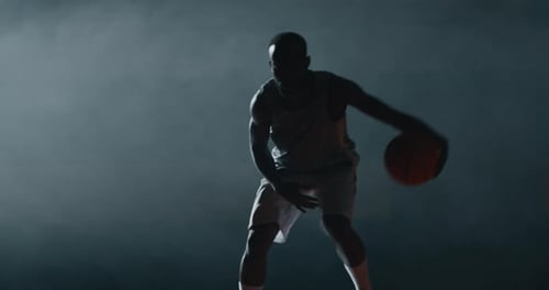 Ralenti cinématique d'un jeune joueur professionnel africain s'entraînant au basket
