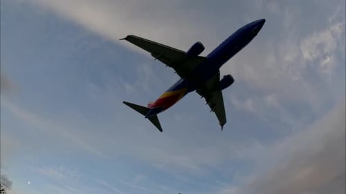 Un avion de ligne à réaction atterrit sur la piste.