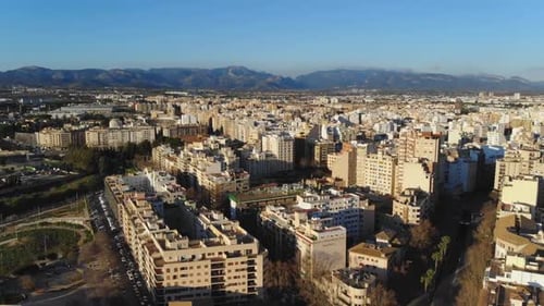 Imágenes de Zumbido sobre Palma de Mallorca con colinas de fondo,