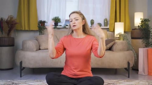 La température élevée de l'air étouffe la femme.