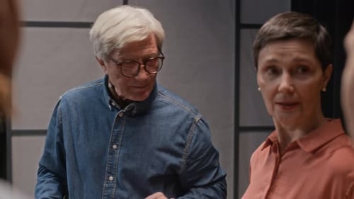 Le directeur principal discute du scénario avec les acteurs pendant la répétition