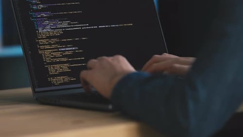 Man codiert auf dem Laptop