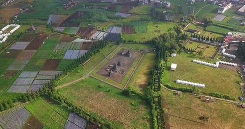 Drohne wurde von Besuchern des Arjuna-Tempelkomplexes auf dem Dieng-Plateau abgeschossen. Tempel für Hindus. Einer von