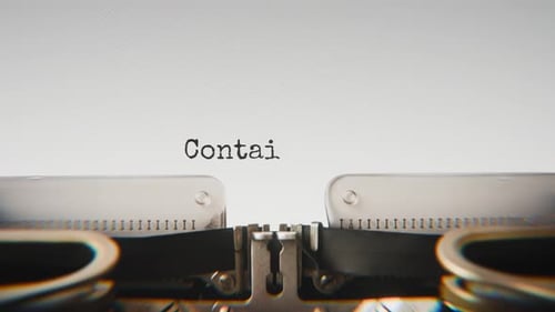 Antigua máquina de escribir mecánica mecanografía Esfuerzos de contención en una vista de cerca.
