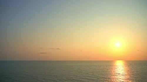 Atemberaubende untergehende goldene Sonne über dem Meer