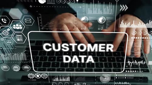 Tapez les mains sur un ordinateur portable entouré de données numériques sur les clients et de visualisations de tableaux de bord analytiques pour