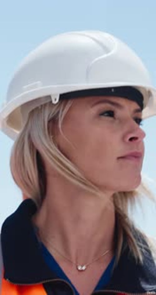Mujer, trabajadora de la construcción y pensando en el exterior para la inspección, el casco y el desarrollo inmobiliario