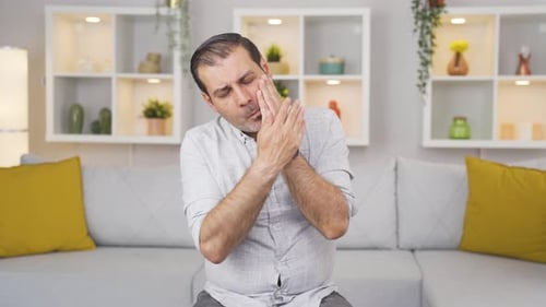Un homme qui a mal aux dents.