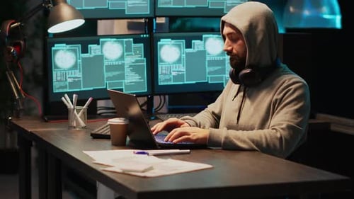 Criminoso masculino tentando invadir o servidor de banco de dados