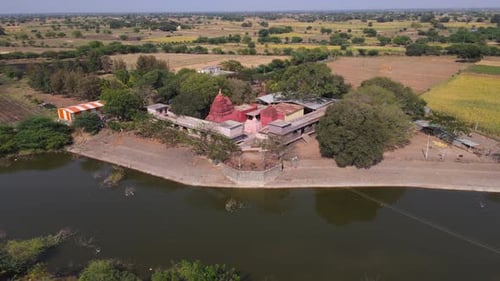 rivière TER près du temple de Goroba Kaka, Osmanabad, Ter, Inde, Mumbai, Maharashtra, Drone, a tiré sur l'orbite de Gorobakaka