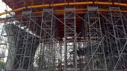 Sitio de construcción de infraestructura, andamios sobre un pilar de construcción en un sitio de construcción