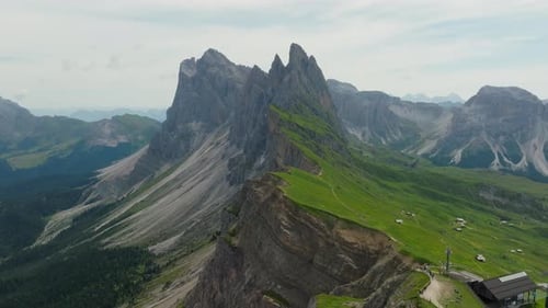 Images aériennes de Seceda dans les Dolomites, dans les Alpes italiennes