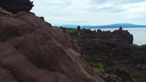 Atemberaubende Landschaft mit Felsen und Felsen des Meeres Clip Kosmische Natur der Steinküste des Meeres Fabelhaft