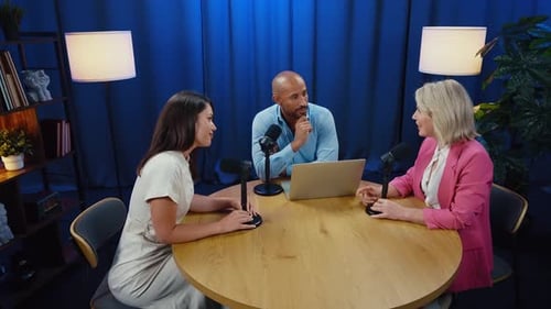Professionelle Podcaster nehmen Interview auf
