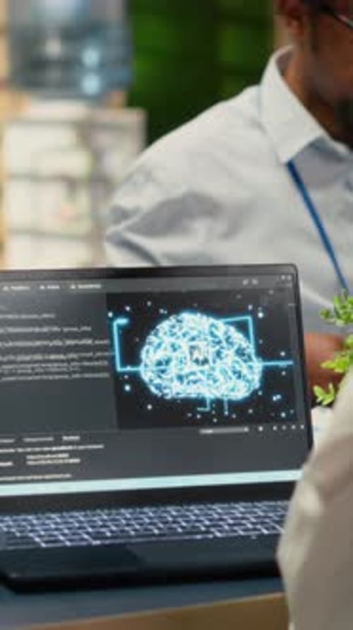 Программисты вертикального видео в офисе, использующие специализированную технологию для ускорения вычислений искусственного интеллекта