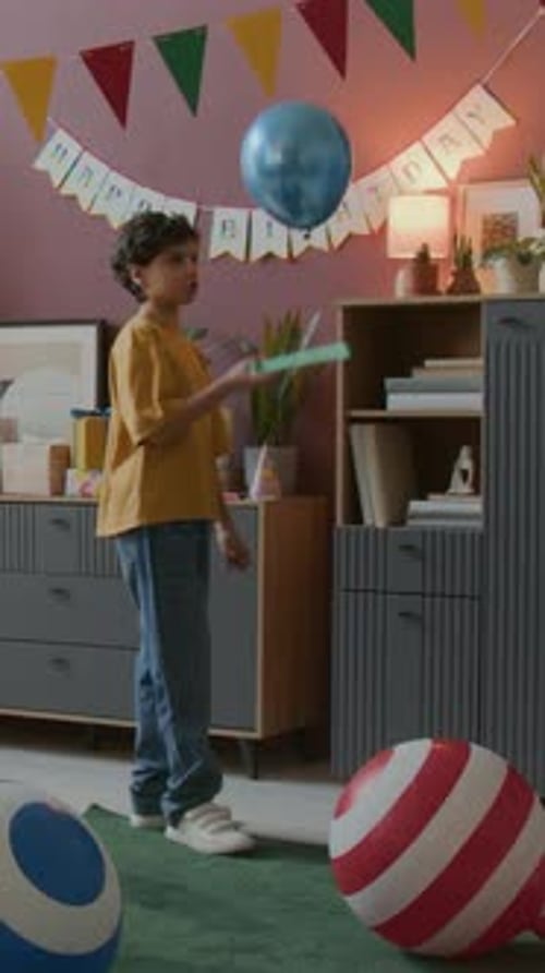 Meninos brincando com balões decorados para festa de aniversário, quarto infantil