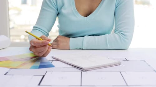 Geschäfts-, Architektur-, Innenarchitektur- und Personalkonzept — Designerin mit Entwurf