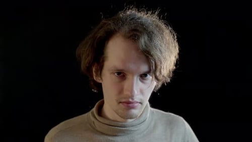Ein junger Mann schaut konzentriert geradeaus