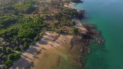 Die sandige Küste schlängelt sich durch eine üppige Landschaft, Thailand