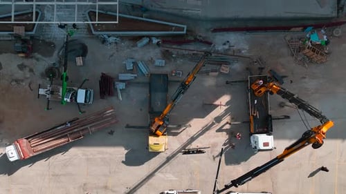 Luftbild zum Laden von Materialien in die oberen Stockwerke des Geschäftskomplexes